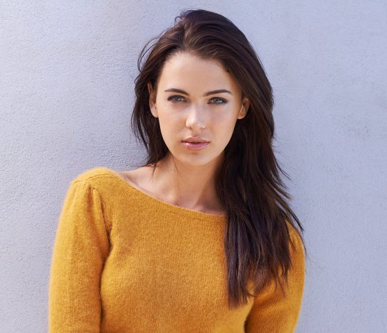 选脸图模板图对指定的两张人脸照片进行融合,使生成的照片具备两个人